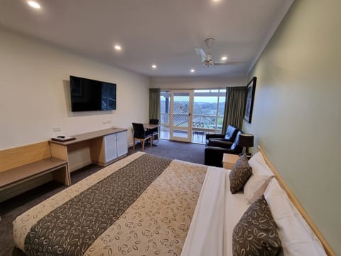 Executive King Suite | Premium bedding, laptop workspace, blackout drapes, iron/ironing board