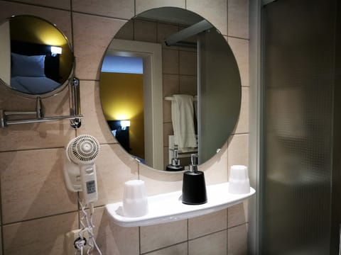 Standard Room | Bathroom | Shower, rainfall showerhead, hair dryer, towels