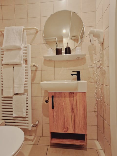 Twin Room | Bathroom | Shower, rainfall showerhead, hair dryer, towels