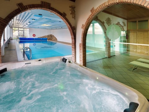 Indoor spa tub