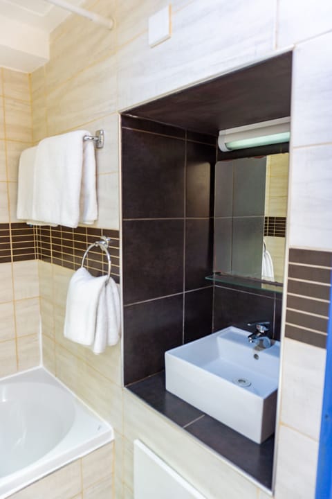 Economy Room | Bathroom | Combined shower/tub, hair dryer, towels