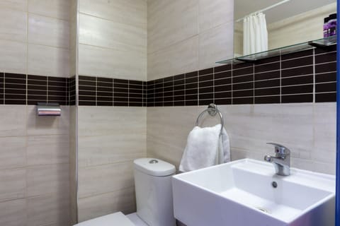 Combined shower/tub, hair dryer, towels