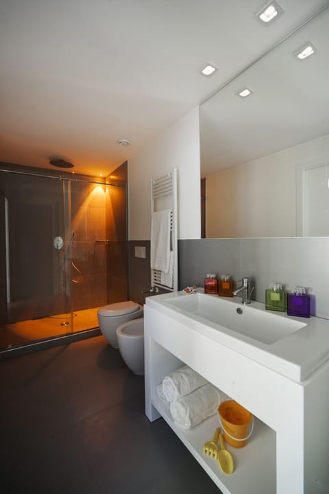 Camera con giardino privato | Bathroom | Shower, free toiletries, hair dryer, bidet