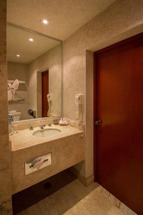 Superior Room | Bathroom | Free toiletries, hair dryer, towels