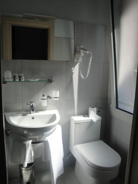 Jetted tub, hydromassage showerhead, free toiletries, hair dryer