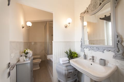 Double or Twin Room (Elegant) | Bathroom | Free toiletries, hair dryer, bidet, towels