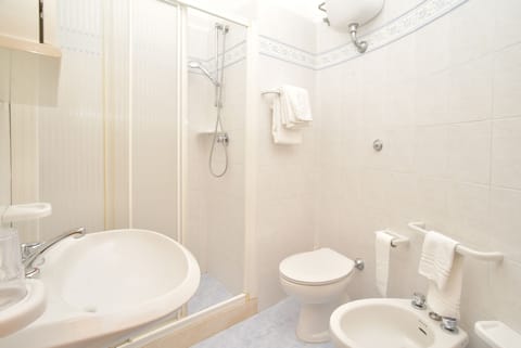 Single Room | Bathroom | Free toiletries, hair dryer, bidet, towels