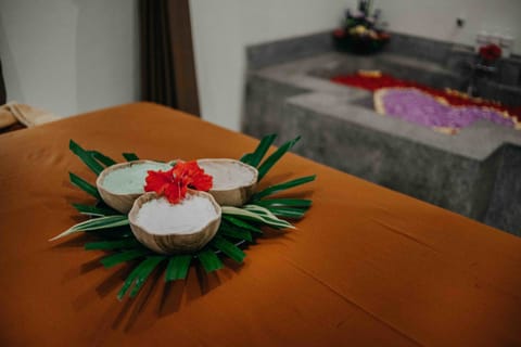 Couples treatment rooms, hot tub, body treatments, aromatherapy