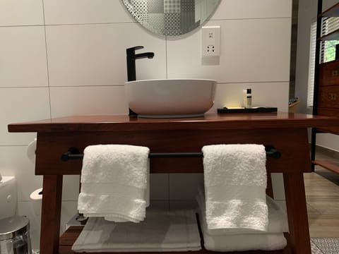 Double Room | Bathroom | Free toiletries, hair dryer, towels, soap