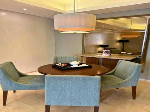 Executive Room, 1 Bedroom | In-room dining