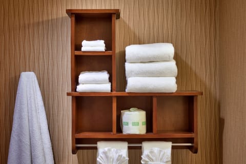 Combined shower/tub, free toiletries, towels