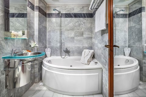 Junior Suite, City View (Harmony) | Jetted tub