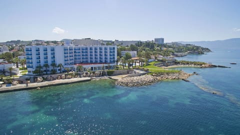 2 outdoor pools, sun loungers