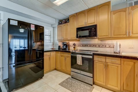 Condo, 3 Bedrooms | Private kitchen | Fridge, oven, coffee/tea maker