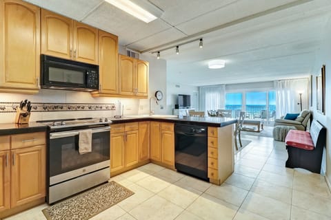 Condo, 3 Bedrooms | Private kitchen | Fridge, oven, coffee/tea maker