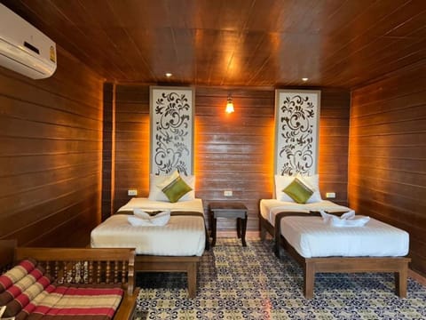 Bungalow Suite | Blackout drapes, bed sheets