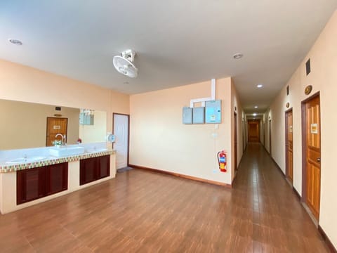 Basic Room | Bathroom | Shower