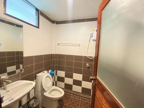 Standard Room | Bathroom | Shower