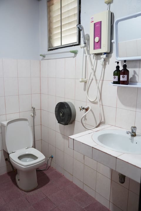 Standard Room (Air Con) | Bathroom | Shower, bidet, towels