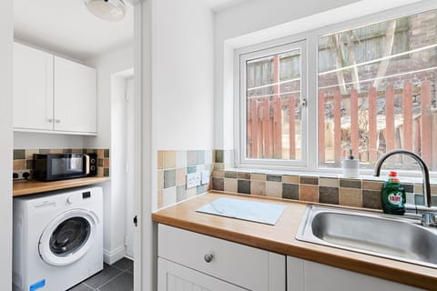 House, Private Bathroom | Shared kitchen