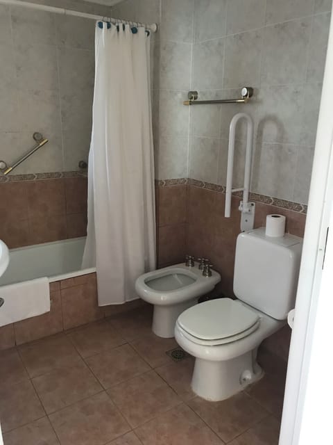 Combined shower/tub, rainfall showerhead, free toiletries, hair dryer