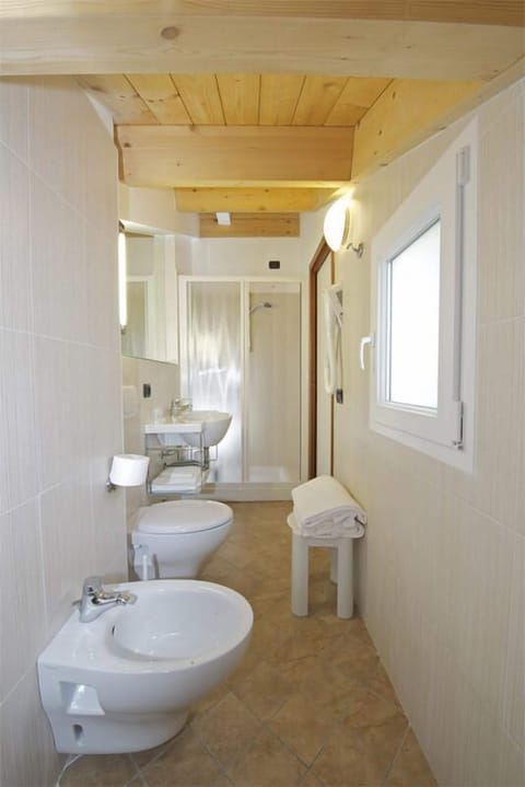 Quadruple Room | Bathroom | Shower, hair dryer, bidet, towels