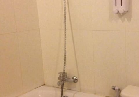 Combined shower/tub, deep soaking tub, free toiletries, towels