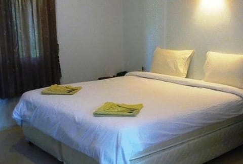 Standard Double Room | Minibar, desk, rollaway beds