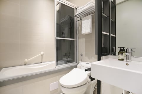 Business Room, 1 Double Bed | Bathroom | Hair dryer, slippers, bidet, towels