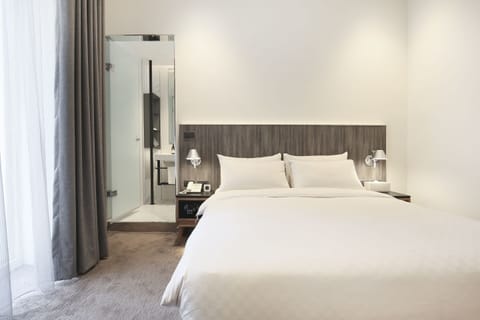 Elite Room, 1 Double Bed, Balcony | Free minibar, in-room safe, desk, laptop workspace