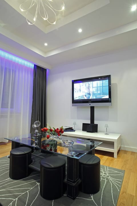 Deluxe Apartment, 2 Bedrooms | Living room | Flat-screen TV