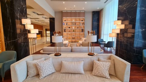 2 bars/lounges, lobby lounge