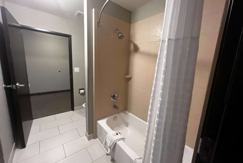 Studio Suite, 1 King Bed, Non Smoking | Bathroom | Combined shower/tub, free toiletries, hair dryer, towels