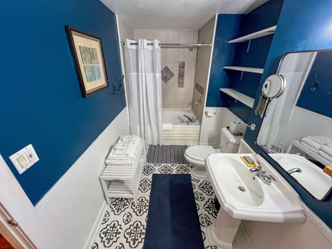 Executive Studio Suite | Bathroom | Hair dryer, bathrobes, slippers, towels