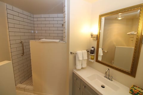 Premium King Room Bay View Balcony | Bathroom | Free toiletries, hair dryer, towels