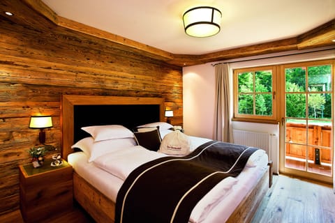 Chalet, 2 Bedrooms, Kitchen, Annex Building | Hypo-allergenic bedding, minibar, in-room safe, desk