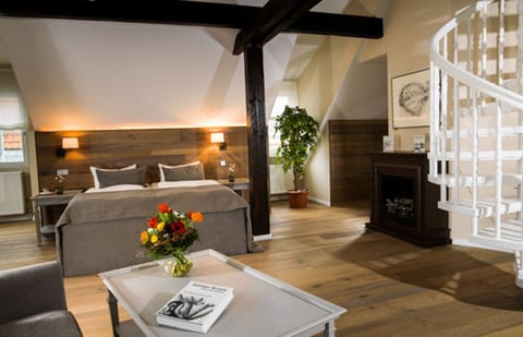 Guenter Grass-Suite, Non Smoking, additional maisonette bedroom | Living area | TV