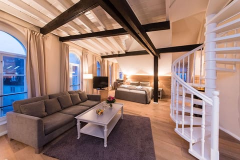 Deluxe double room, Non Smoking | 1 bedroom, hypo-allergenic bedding, in-room safe, individually decorated