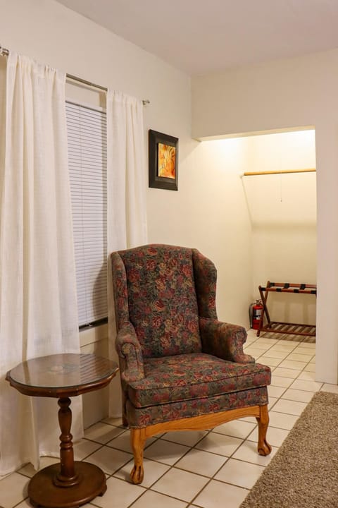 Room, 1 Queen Bed, Kitchenette, Garden View (The Bonnie Inn Unit 6) | Interior