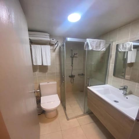 Standard Triple Room | Bathroom | Shower, slippers, towels