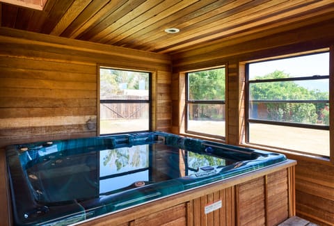 Indoor spa tub