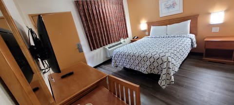 Standard Room, 1 Queen Bed (Non-Smoking) | Desk, free WiFi, bed sheets, wheelchair access