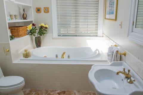 Strawberry Hill Room at Chiltern Inn B&B | Bathroom | Shower, free toiletries, towels