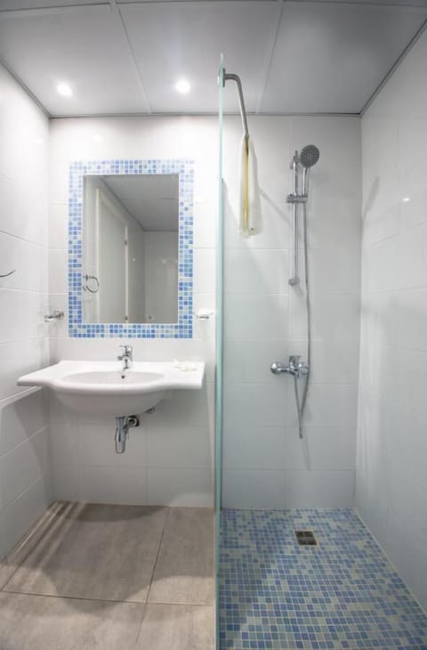 Superior Double Room | Bathroom | Shower, hair dryer, towels