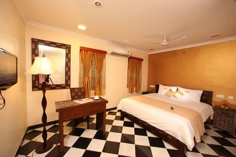 Luxury Double Room, 1 King Bed | Minibar, desk, iron/ironing board, rollaway beds