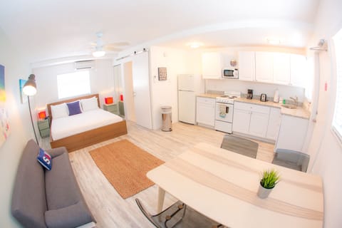 Studio Suite King  | Private kitchen | Microwave, coffee/tea maker, toaster, paper towels