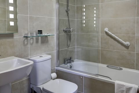 Combined shower/tub, free toiletries, hair dryer, towels