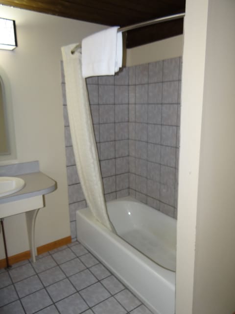 Premier Chalet (6 Doubles) | Bathroom | Combined shower/tub, free toiletries, towels