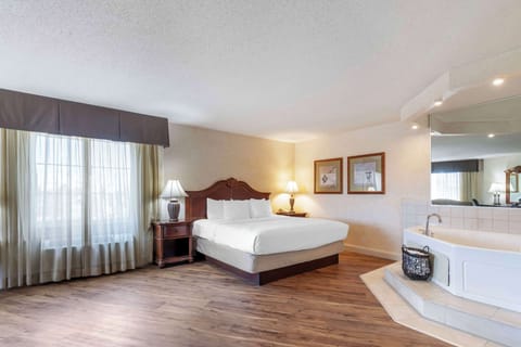 Business Suite, 1 King Bed, Non Smoking, Jetted Tub | Premium bedding, pillowtop beds, in-room safe, desk