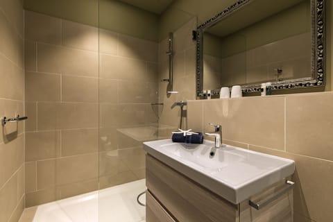 Double room standard country view | Bathroom | Shower, towels